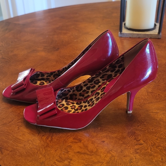 NWOT Jessica Simpson Burgundy Wine Genuine Patent Leather Bow Open Peep Heels - Picture 2 of 6